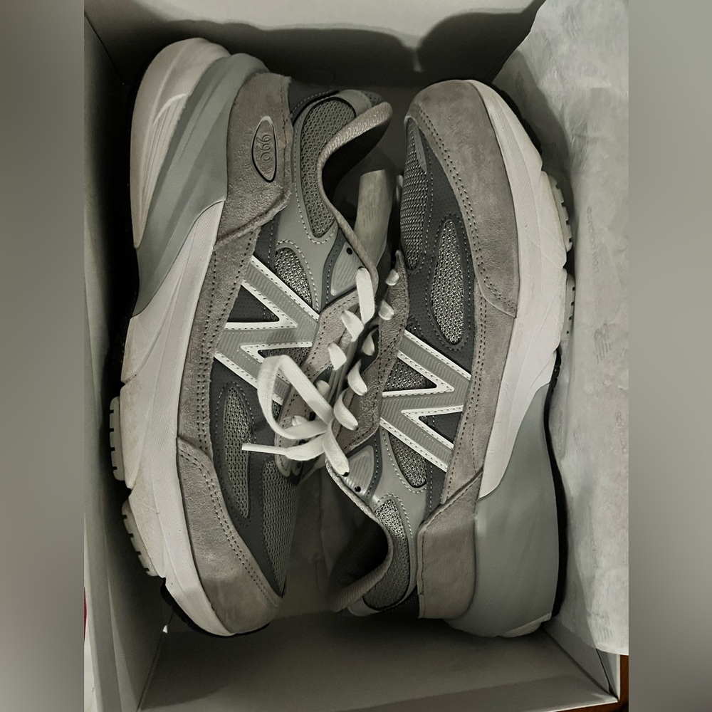Men’s new balance shoes. Excellent condition, 9.5 but my son says it runs large.